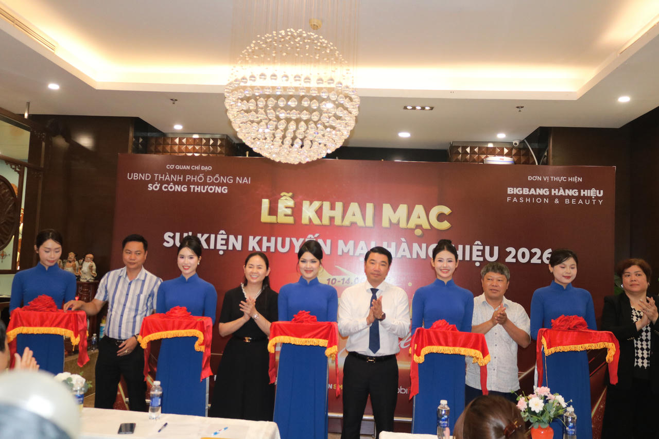 Nghi thức cắt băng tại lễ khai mạc.
