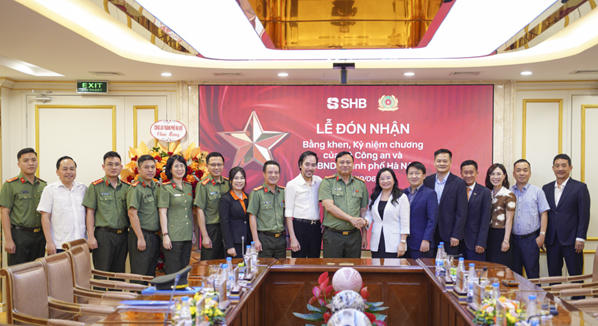 Đại diện lãnh đạo Công an TP Hà Nội và lãnh đạo SHB tại buổi lễ