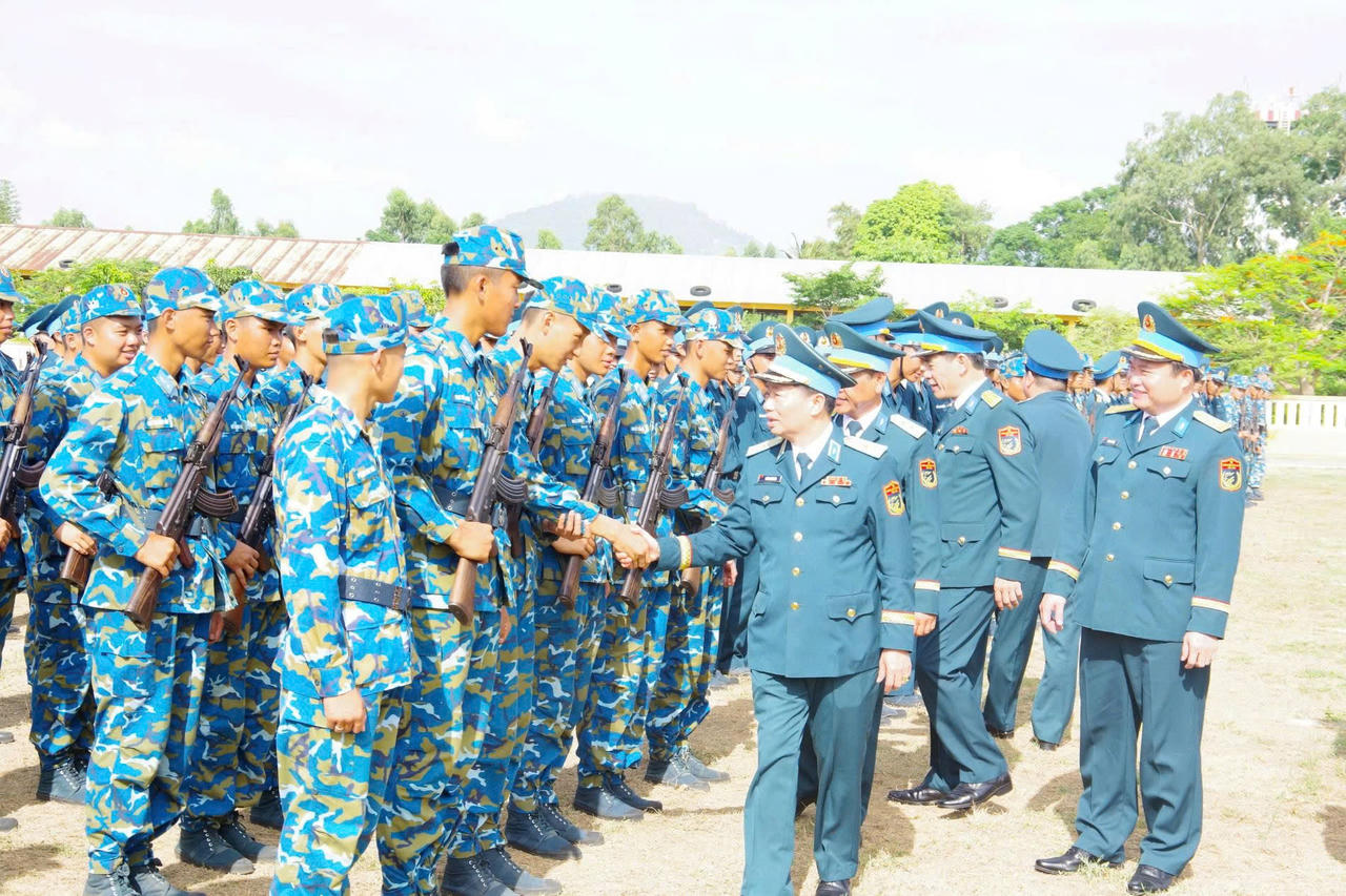 Thiếu tướng Hoàng Văn Lâu, Ủy viên Thường vụ Đảng ủy, Chủ nhiệm Chính trị Quân chủng Phòng không - Không quân gặp gỡ, động viên cán bộ, chiến sĩ Sư đoàn 372.