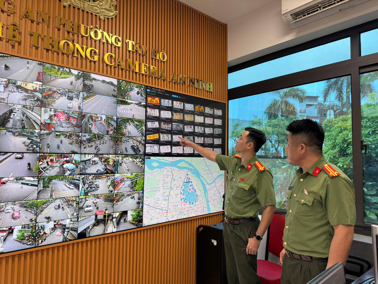 Trung tâm điều hành giám sát an ninh, trật tự tại Công an phường Tây Hồ tiếp nhận, khai thác và phân tích dữ liệu qua hình ảnh Camera.
