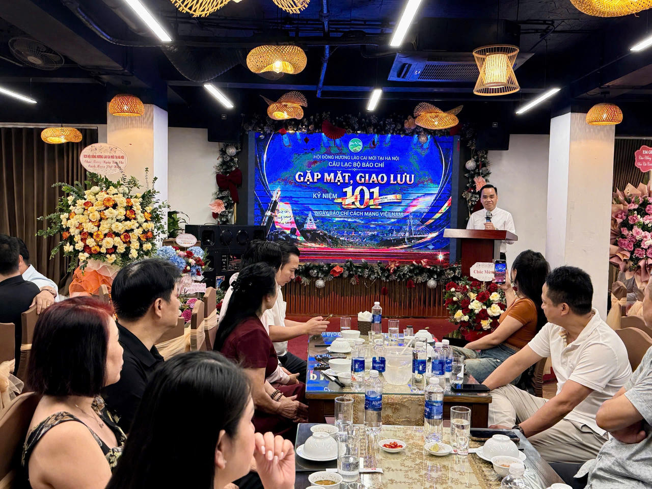 Toàn cảnh buổi gặp mặt thể hiện tinh thần đoàn kết, trách nhiệm và khát vọng cống hiến của đội ngũ những người làm báo, doanh nhân và trí thức quê hương Lào Cai tại Thủ đô.