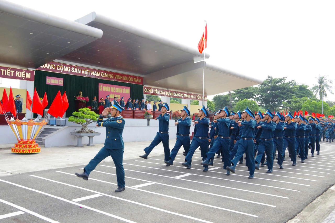 Chiến sĩ mới thực hiện diễu duyệt đội ngũ tại buổi lễ.