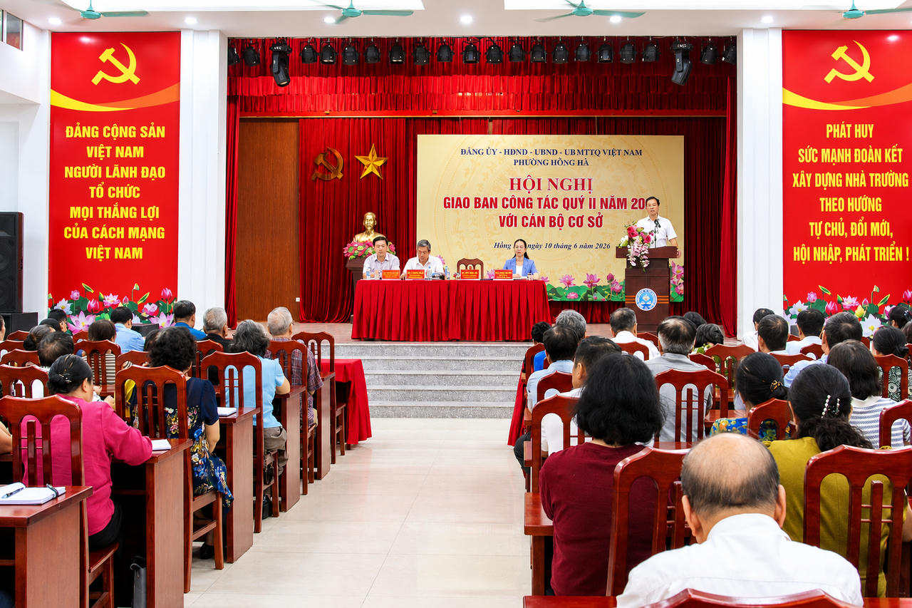 Quang cảnh Hội nghị giao ban công tác Quý II năm 2026 với cán bộ cơ sở phường Hồng Hà.