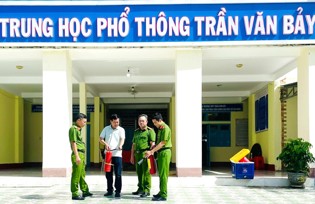 Cán bộ Phòng Cảnh sát Phòng cháy, chữa cháy và Cứu nạn, cứu hộ hướng dẫn công tác bảo đảm an toàn phòng cháy, chữa cháy tại điểm thi Trường THPT Trần Văn Bảy.