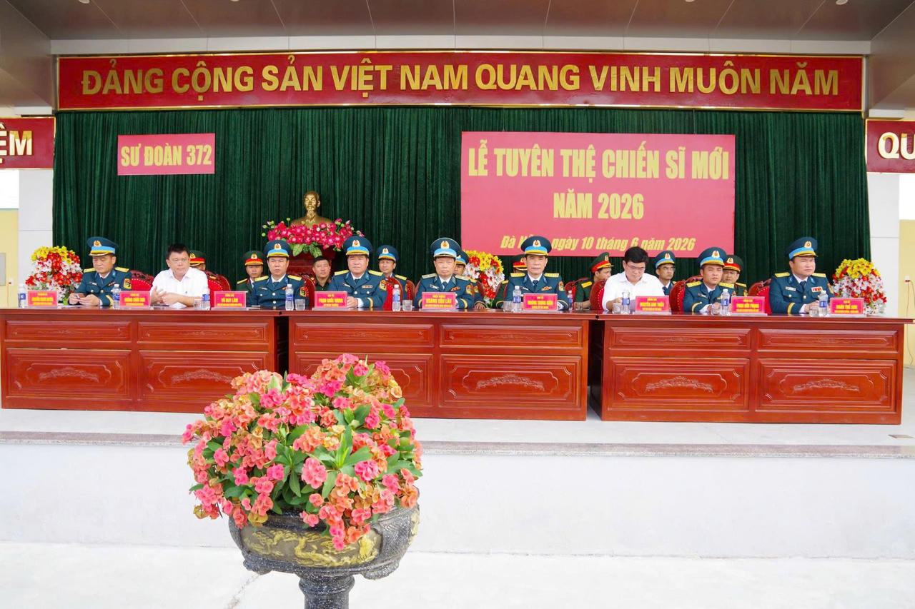 Các đại biểu tham dự lễ tuyên thệ chiến sĩ mới.
