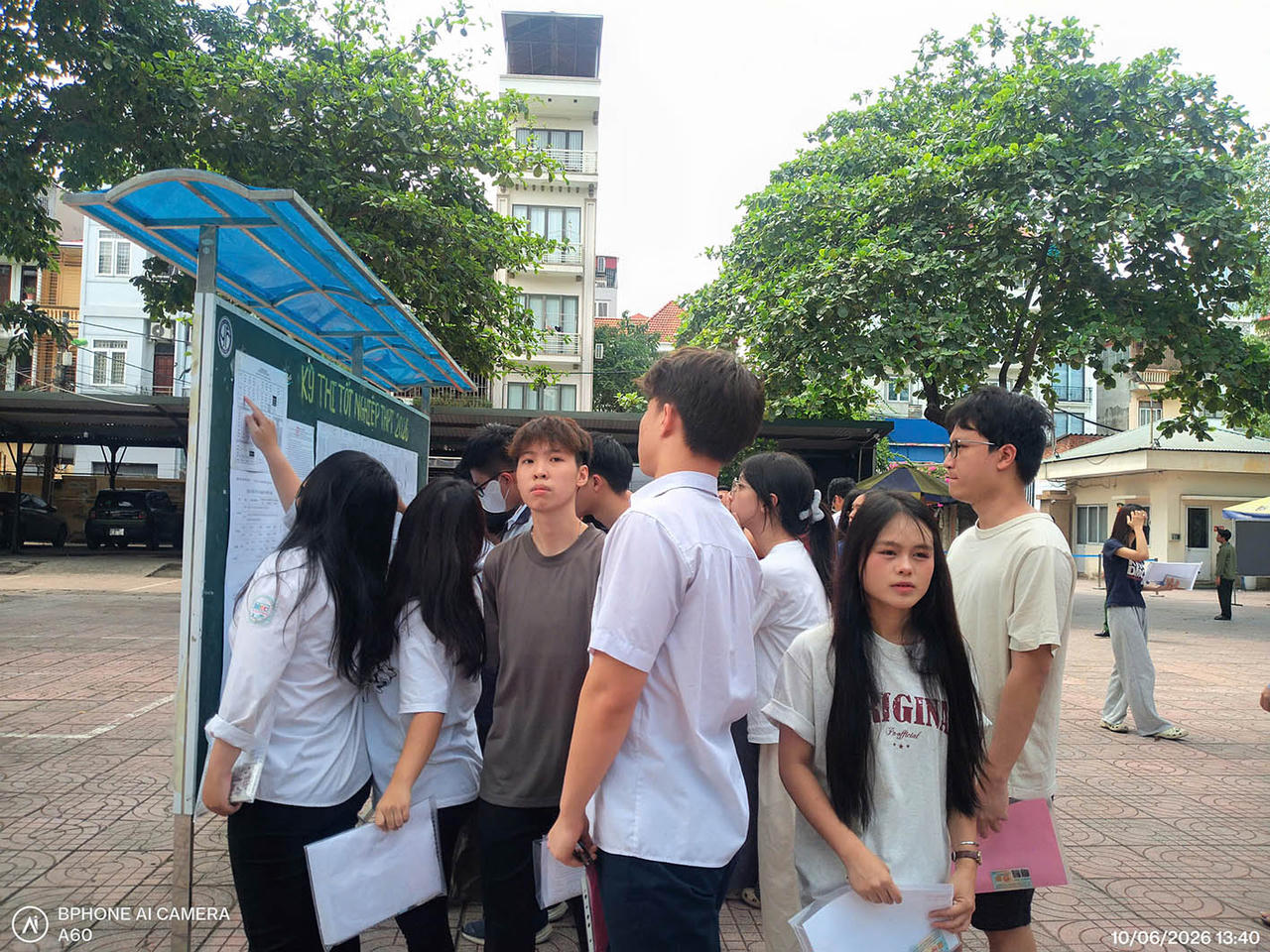 Thí sinh trong buổi làm thủ tục dự thi tại điểm thi THPT Yên Hòa (Hà Nội).
