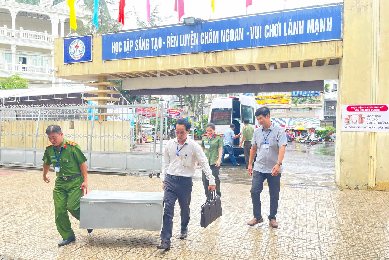 Đoàn công tác vận chuyển đề thi Kỳ thi tốt nghiệp THPT năm 2026 đến điểm thi Trường THPT Hồ Thị Kỷ.