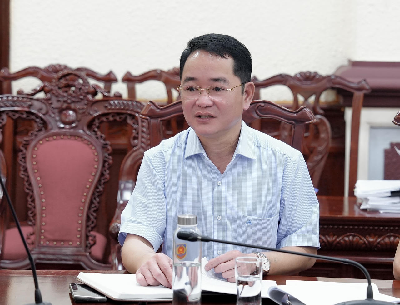 Tổng Biên tập Báo PLVN Vũ Hoài Nam phát biểu tại buổi làm việc.