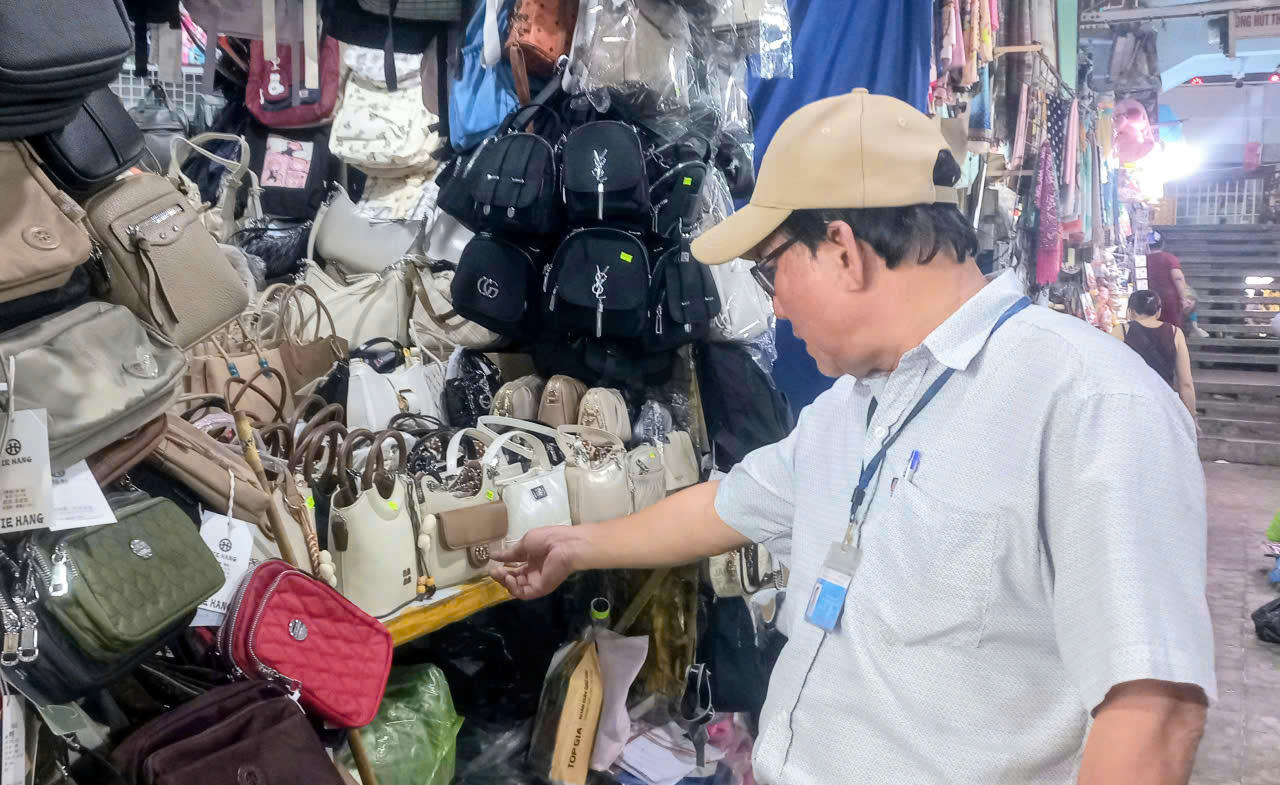 Ban quản lý chợ Đông Ba thường xuyên tuyên truyền, hướng dẫn tiểu thương không buôn bán hàng giả nhãn hiệu, hàng lậu, gian lận thương mại.