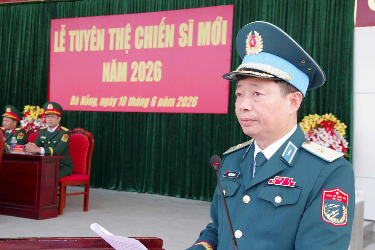 Thiếu tướng Hoàng Văn Lâu, Ủy viên Thường vụ Đảng ủy, Chủ nhiệm Chính trị Quân chủng Phòng không - Không quân phát biểu chỉ đạo.