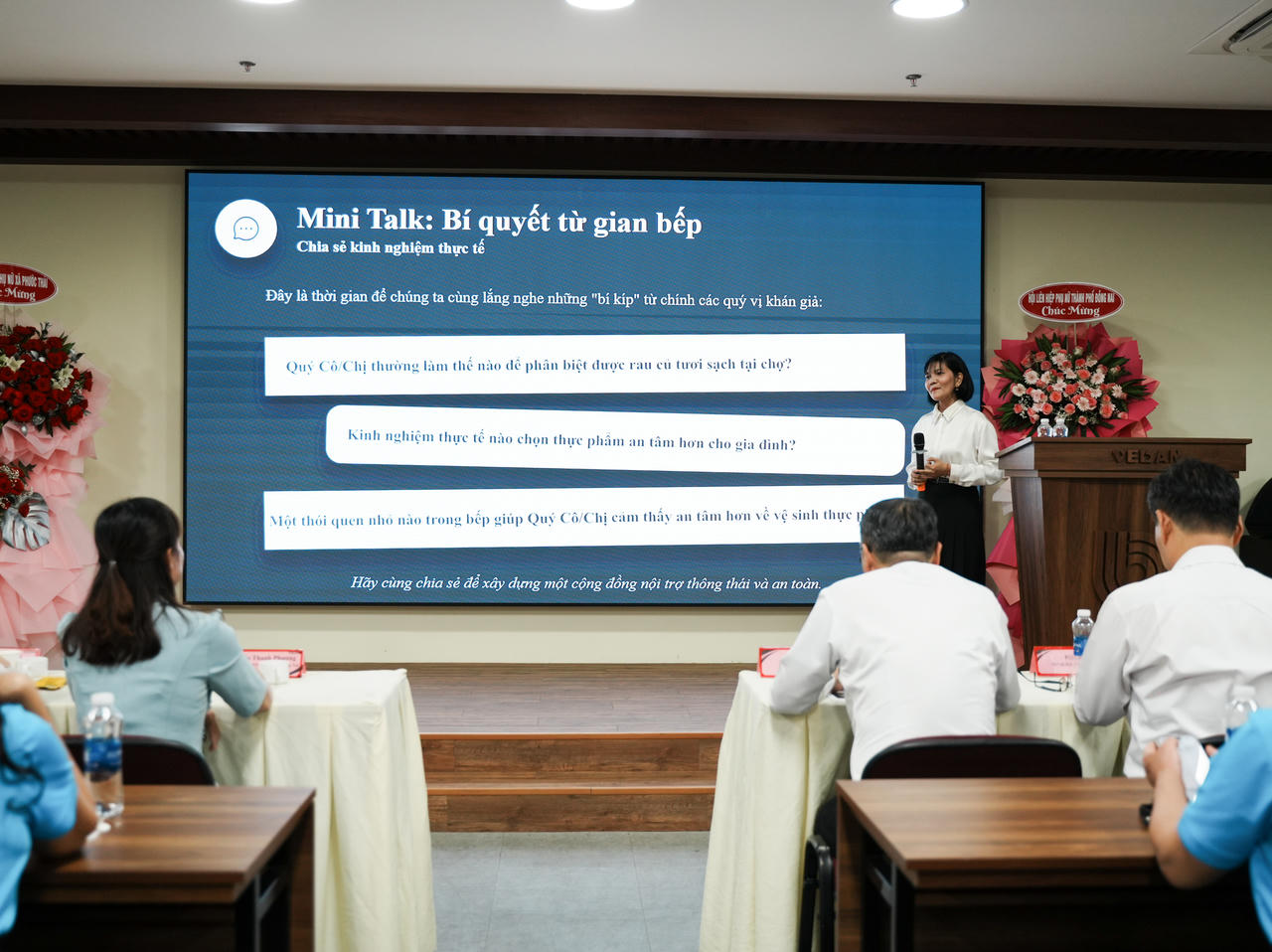 Đại biểu tham gia trao đổi về cách nhận biết hàng thật, hàng giả trên thị trường.