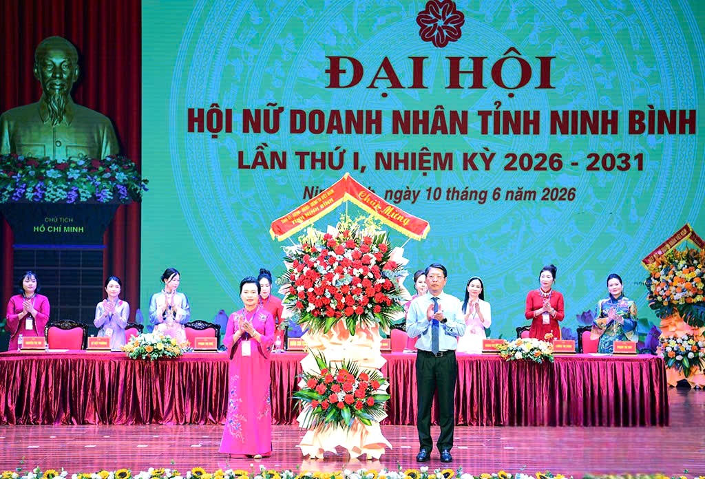 Phó Chủ tịch Thường trực UBND tỉnh Ninh Bình, ông Trần Song Tùng tới dự và tặng hoa chúc mừng Đại hội