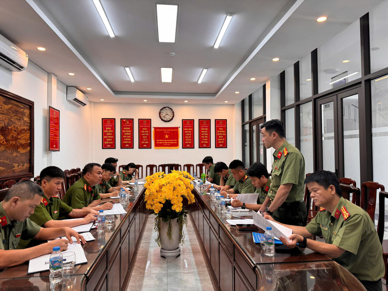 Các đơn vị trao đổi, hướng dẫn quy trình vận hành, quản lý hệ thống camera giám sát an ninh, trật tự.