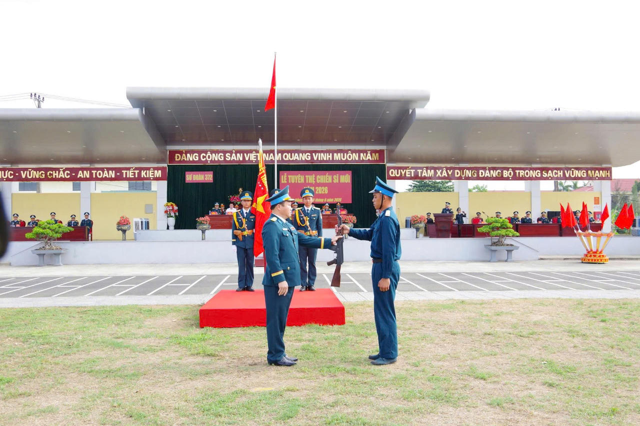 Thực hiện nghi thức trao súng cho chiến sĩ mới tại lễ tuyên thệ. 