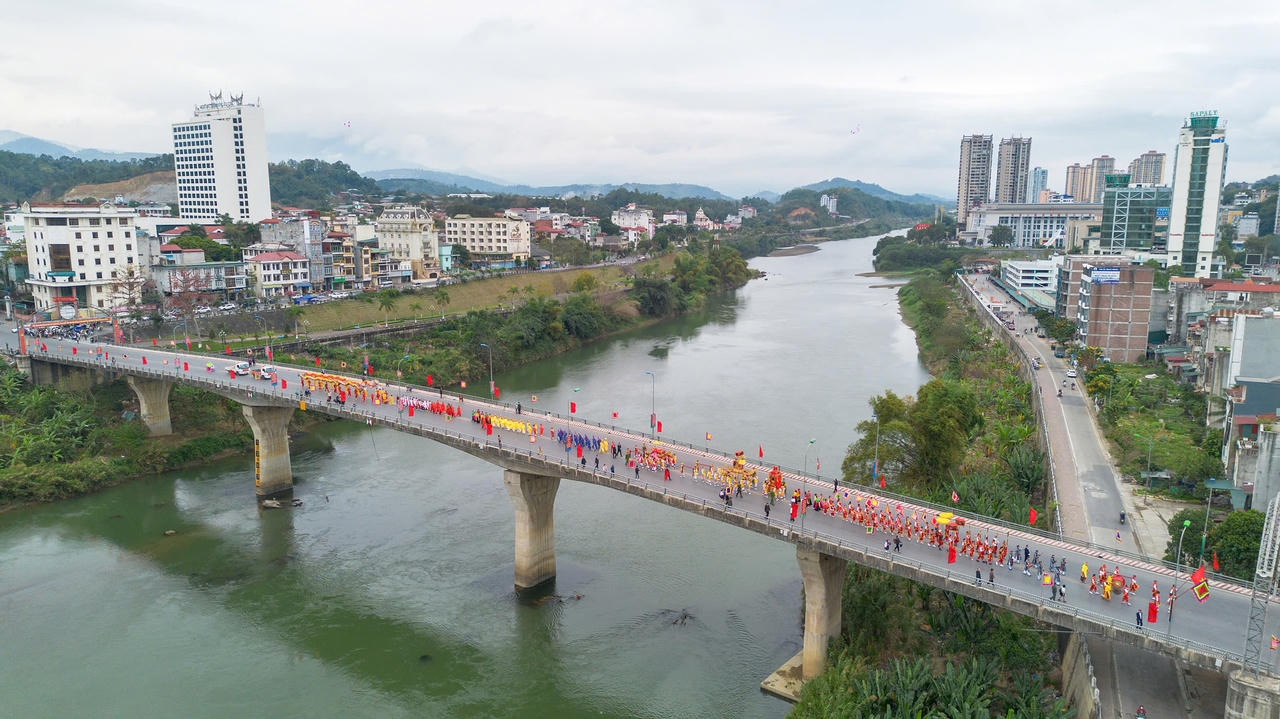Hạ tầng giao thông ngày càng được đầu tư đồng bộ, tạo điều kiện thuận lợi cho giao thương và phát triển đô thị hiện đại.