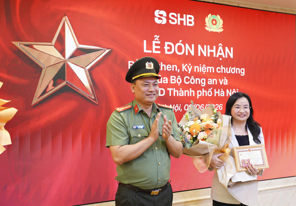 Tổng giám đốc Ngô Thu Hà vinh dự nhận Kỷ niệm chương Bảo vệ an ninh Tổ quốc