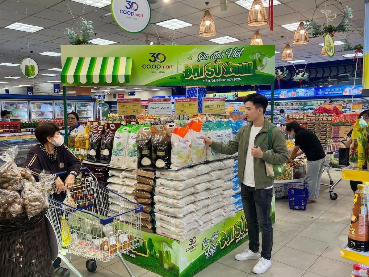 Người tiêu dùng lựa chọn sản phẩm thiết yếu trong chương trình khuyến mãi xanh được triển khai trên toàn hệ thống Saigon Co.op.