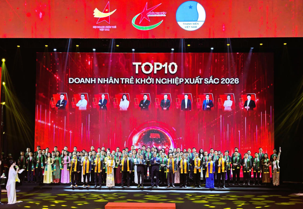 Phó Thủ tướng Nguyễn Văn Thắng cùng ông Bùi Quang Huy, Phó Chủ tịch Ủy ban Trung ương Mặt trận Tổ quốc Việt Nam, Bí thư thứ nhất Trung ương Đoàn Thanh niên Cộng sản Hồ Chí Minh trao danh hiệu TOP10 Doanh nhân trẻ khởi nghiệp xuất sắc 2026.
