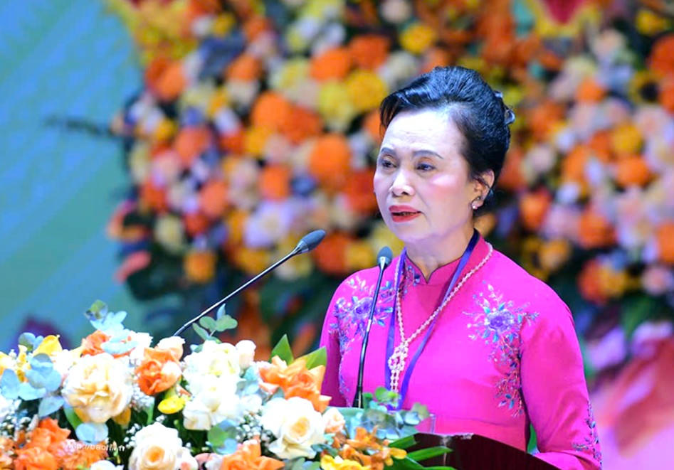 Bà Nguyễn Thị Oanh, Chủ tịch Hội Nữ doanh nhân tỉnh Ninh Bình phát biểu tại Đại hội