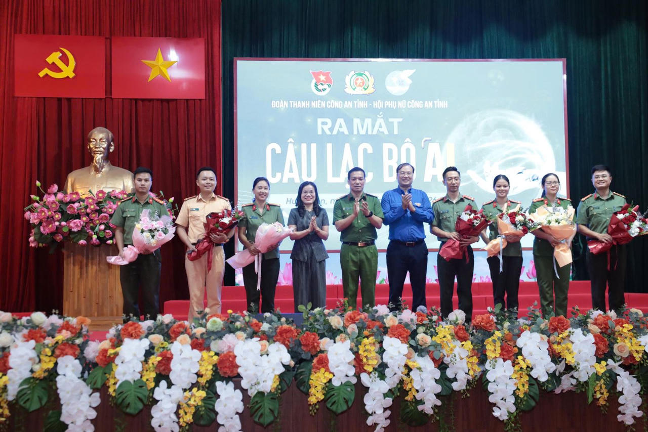 Lãnh đạo Công an tỉnh, Tỉnh đoàn, Hội Liên hiệp Phụ nữ tỉnh tặng hoa chúc mừng các đồng chí trong Ban Chủ nhiệm Câu lạc bộ AI.