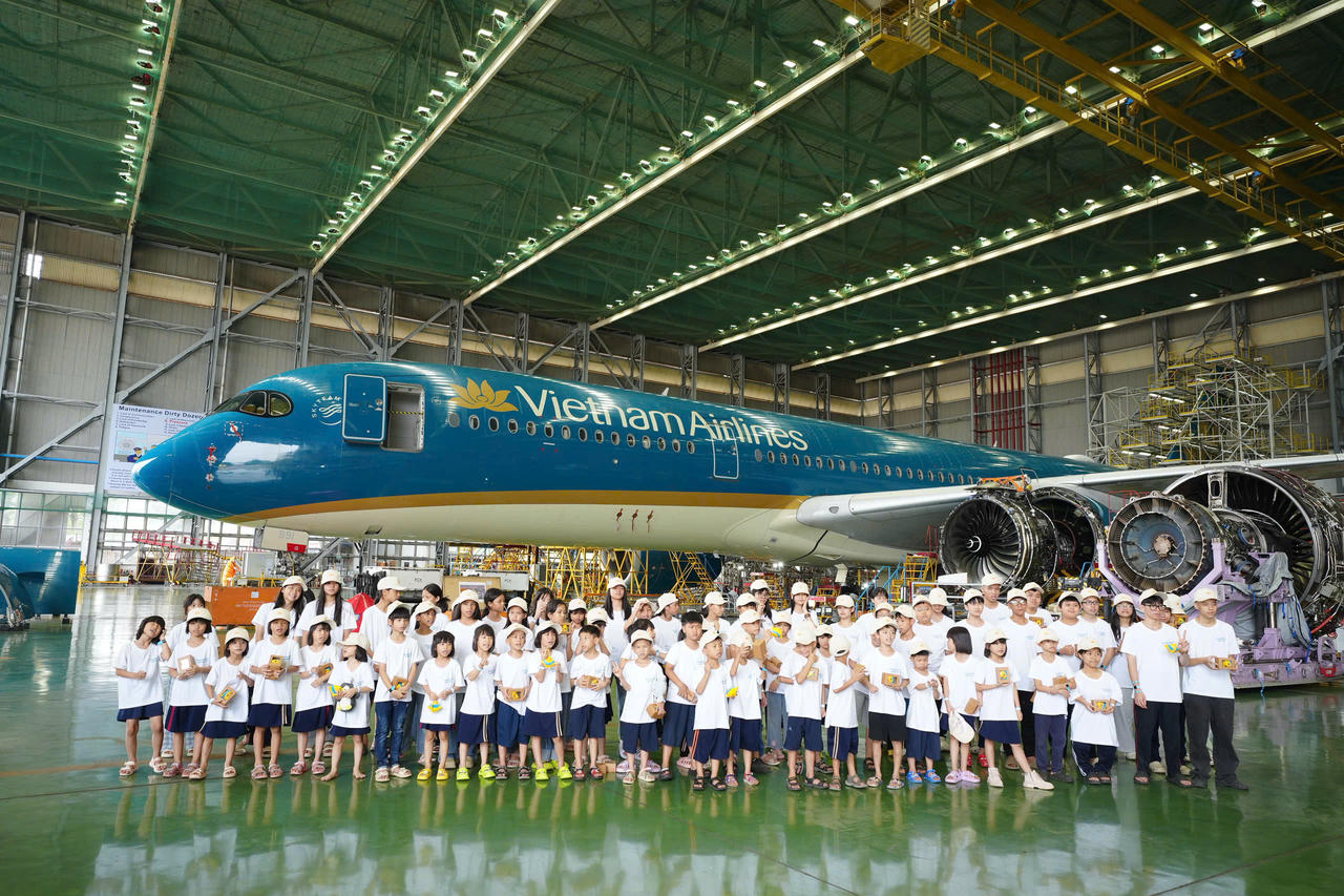 Các em trải nghiệm thực tế tại cơ sở bảo dưỡng máy bay của VAECO, đơn vị thành viên thuộc Vietnam Airlines.