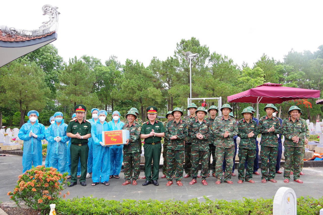 Đoàn công tác Bộ CHQS tỉnh Quảng Trị kiểm tra, thăm hỏi, động viên và tặng quà các lực lượng đang thực hiện nhiệm vụ lấy mẫu, số hóa thông tin và bàn giao mẫu hài cốt liệt sĩ tại Nghĩa trang Liệt sĩ Quốc gia Đường 9.