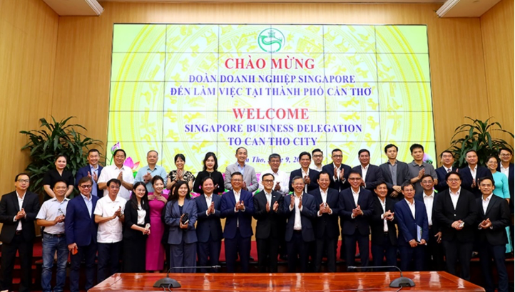 Lãnh đạo thành phố chụp hình lưu niệm với đoàn doanh nghiệp Singapore.