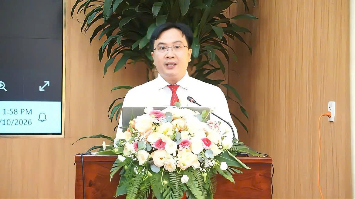 Ông Lê Thanh Hòa - Quyền Viện trưởng Viện Kinh tế - Xã hội thành phố Cần Thơ phát biểu tại hội thảo.