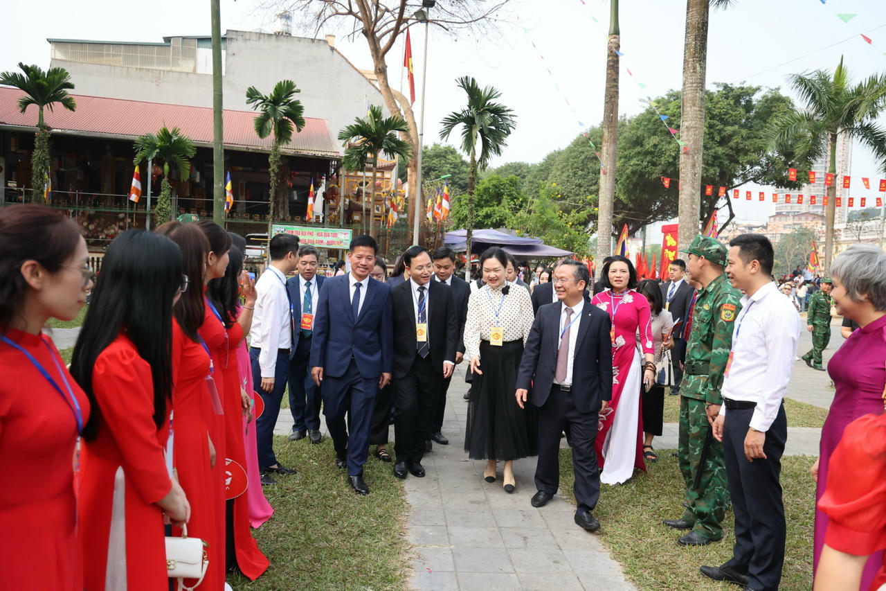 Đồng thời, ưu tiên phát triển hạ tầng đô thị hiện đại, thu hút đầu tư vào các lĩnh vực thương mại, logistics và dịch vụ chất lượng cao; xây dựng hệ thống thiết chế văn hóa, giáo dục, y tế đáp ứng nhu cầu ngày càng cao của người dân.