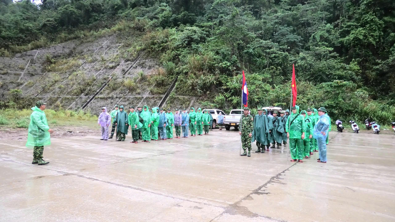 Vượt núi, băng rừng tuần tra chung trên tuyến biên giới Quảng Trị - Khăm Muồn