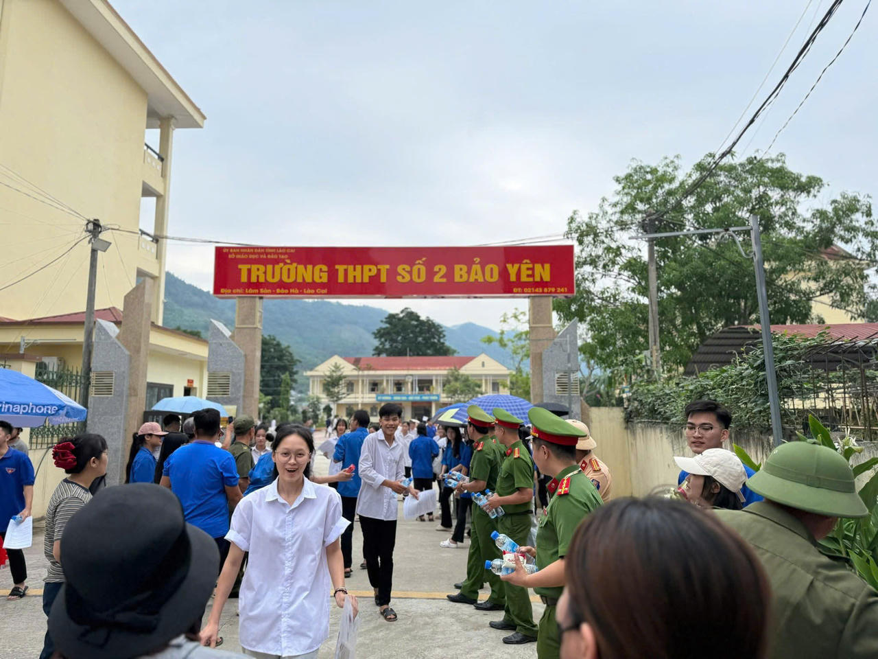 Nhiều th&iacute; sinh phấn khởi rời ph&ograve;ng thi sau khi ho&agrave;n th&agrave;nh b&agrave;i thi m&ocirc;n Ngữ văn với t&acirc;m l&yacute; tự tin.