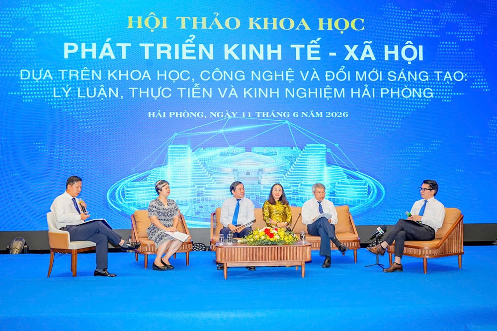 Các nhà khoa học, chuyên gia và nhà quản lý trao đổi về các giải pháp phát triển dựa trên khoa học, công nghệ và đổi mới sáng tạo.