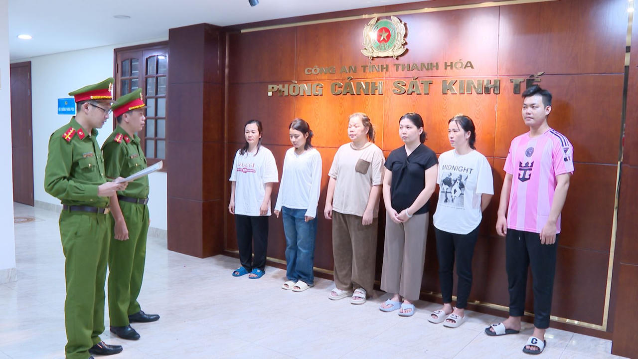 Cơ quan CSĐT Công an tỉnh Thanh Hóa thi hành Quyết định khởi tố vụ án, khởi tố bị can về tội "Buôn lậu".