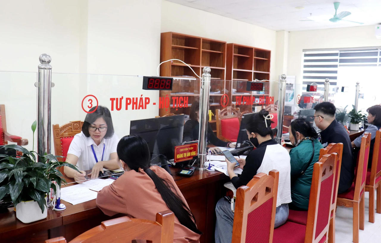 Cán bộ Trung tâm Phục vụ hành chính công phường Vĩnh Yên, tỉnh Phú Thọ&nbsp; tận tình hướng dẫn người dân thực hiện thủ tục hành chính.
