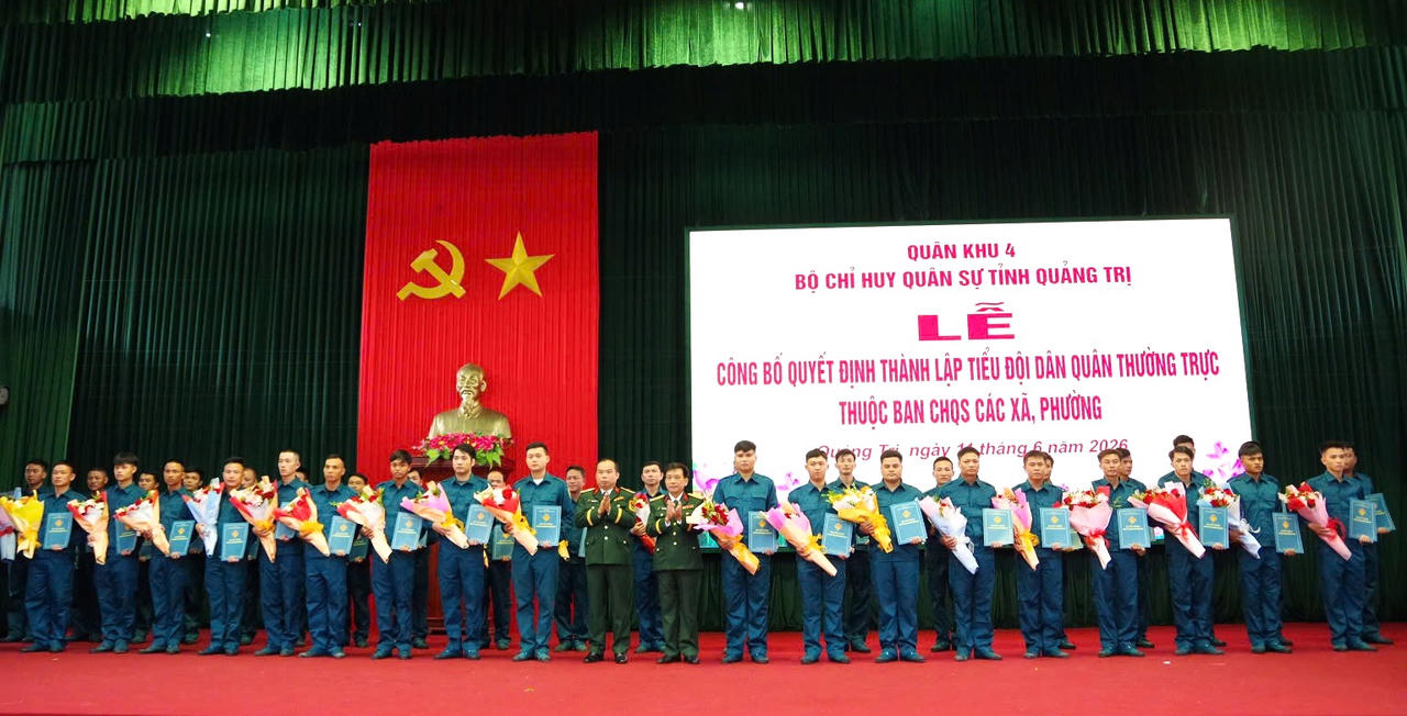 Lãnh đạo Bộ CHQS tỉnh Quảng Trị trao Quyết định thành lập Tiểu đội DQTT thuộc Ban CHQS các xã, phường.