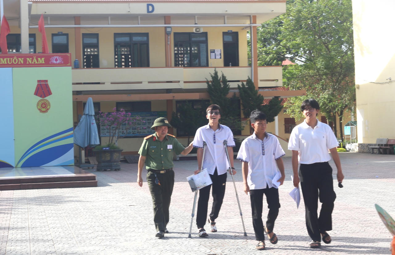 Chống nạng đến phòng thi, Anh Vũ nỗ lực vượt qua đau đớn để hoàn thành kỳ thi quan trọng nhất của tuổi học trò.