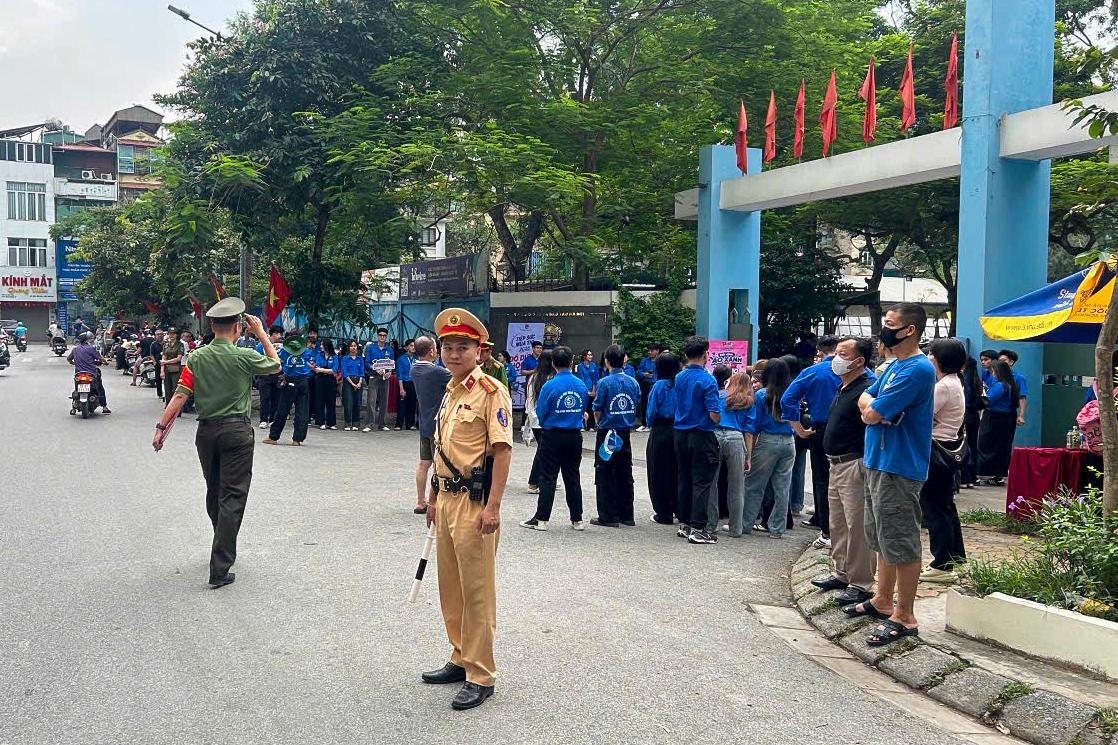Đội CSGT đường bộ số 2 và Công an phường Giảng võ bảo đảm ANTT khu vực trường THPT Nguyễn Trãi.