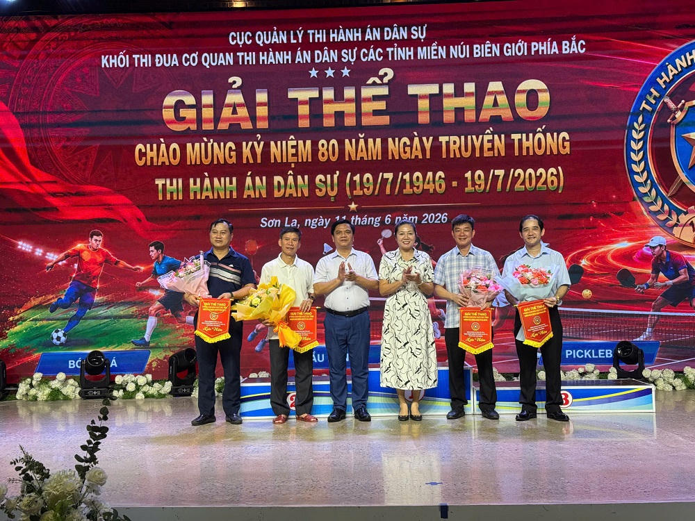 Tặng cờ lưu niệm cho đại diện các đơn vị tham gia giải đấu.