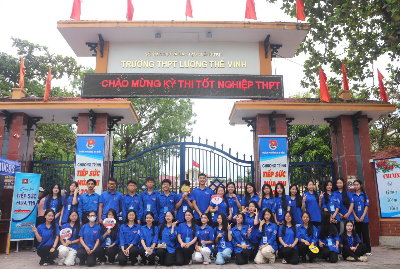 Khép lại một ngày thi, những màu áo xanh vẫn ở đó, lặng thầm tiếp sức cho những ước mơ tuổi 18 bay xa.