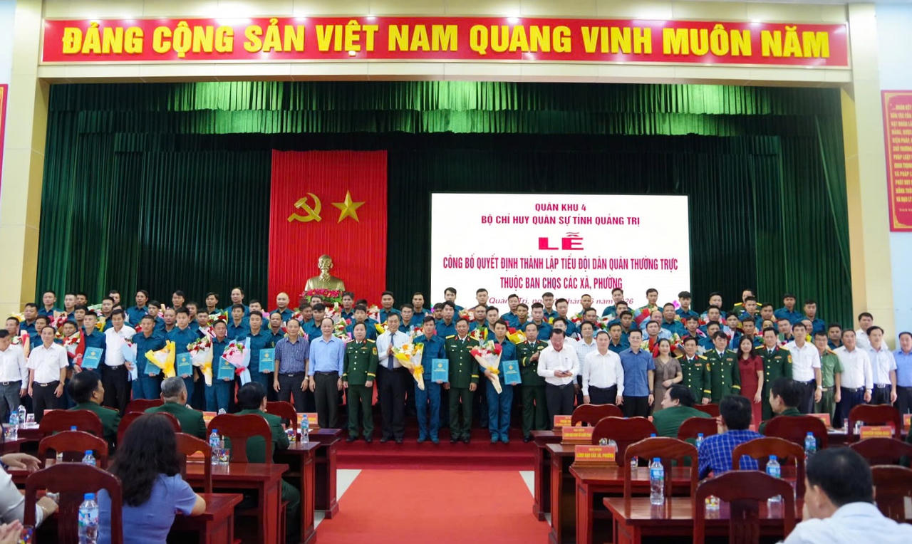 Lãnh đạo tỉnh, Thủ trưởng Bộ CHQS tỉnh và các đại biểu chụp ảnh lưu niệm cùng với 74 Tiểu đội Dân quân Thường trực tỉnh các xã, phường.