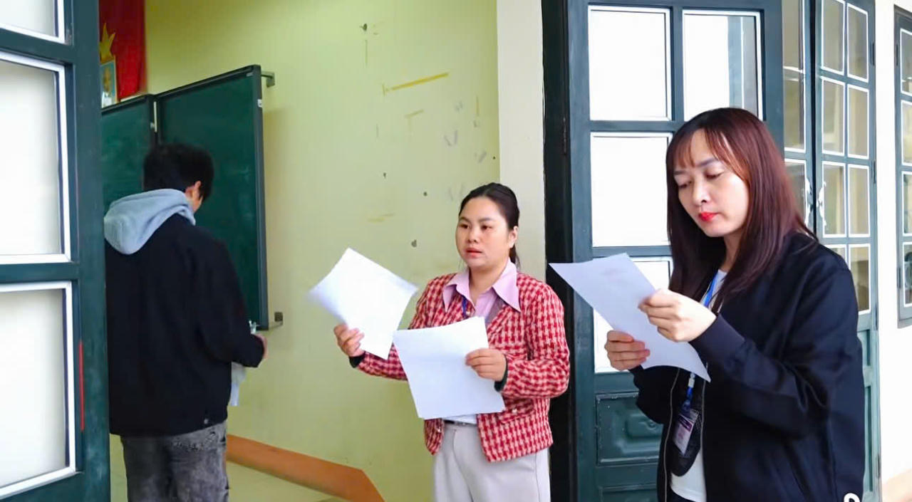 C&aacute;n bộ coi thi kiểm tra th&ocirc;ng tin, phổ biến quy chế trước giờ ph&aacute;t đề cho th&iacute; sinh.