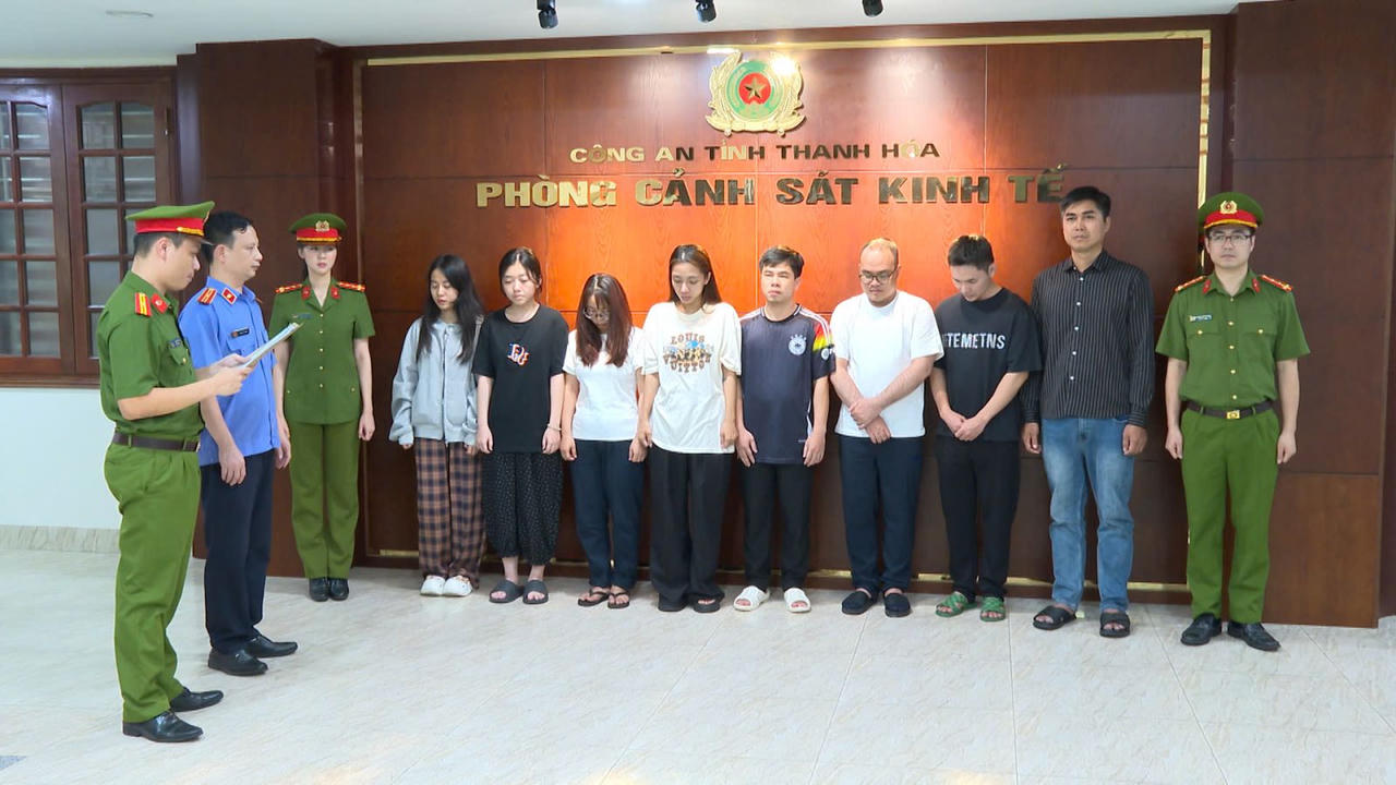 Cơ quan CSĐT Công an tỉnh Thanh Hóa thi hành Quyết định khởi tố vụ án, khởi tố bị can về tội "Buôn lậu" và "Xâm phạm quyền sở hữu công nghiệp".
