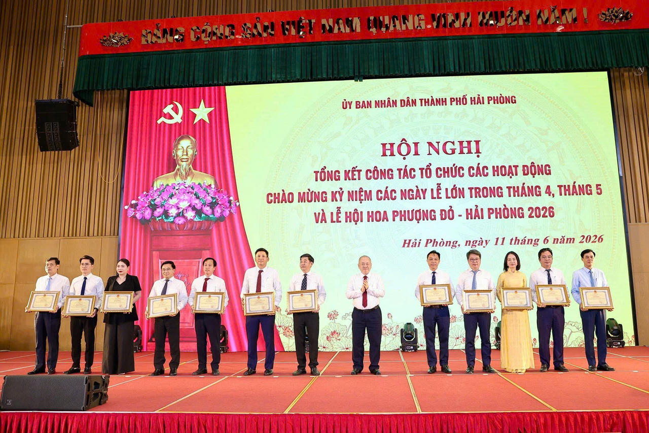Chủ tịch UBND TP Hải Phòng Đỗ Thành Trung, trao tặng Bằng khen của UBND Thành phố cho các đơn vị đóng góp, tài trợ các nguồn lực góp phần tổ chức thành công các hoạt động chào mừng kỷ niệm các ngày lễ lớn trong tháng 4, tháng 5 và Lễ hội Hoa Phượng Đỏ - Hải Phòng năm 2026.
