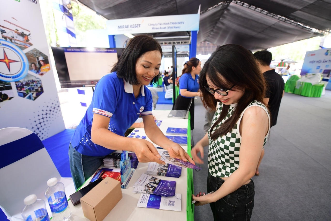 Nhân viên EVNHCMC hướng dẫn khách hàng cài đặt và trải nghiệm ứng dụng EVNHCMC