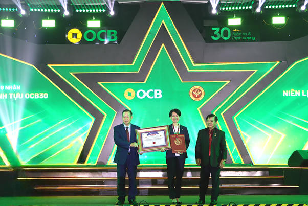 Đại diện OCB nhận danh hiệu “Niên lịch và Thành tựu Việt Nam”