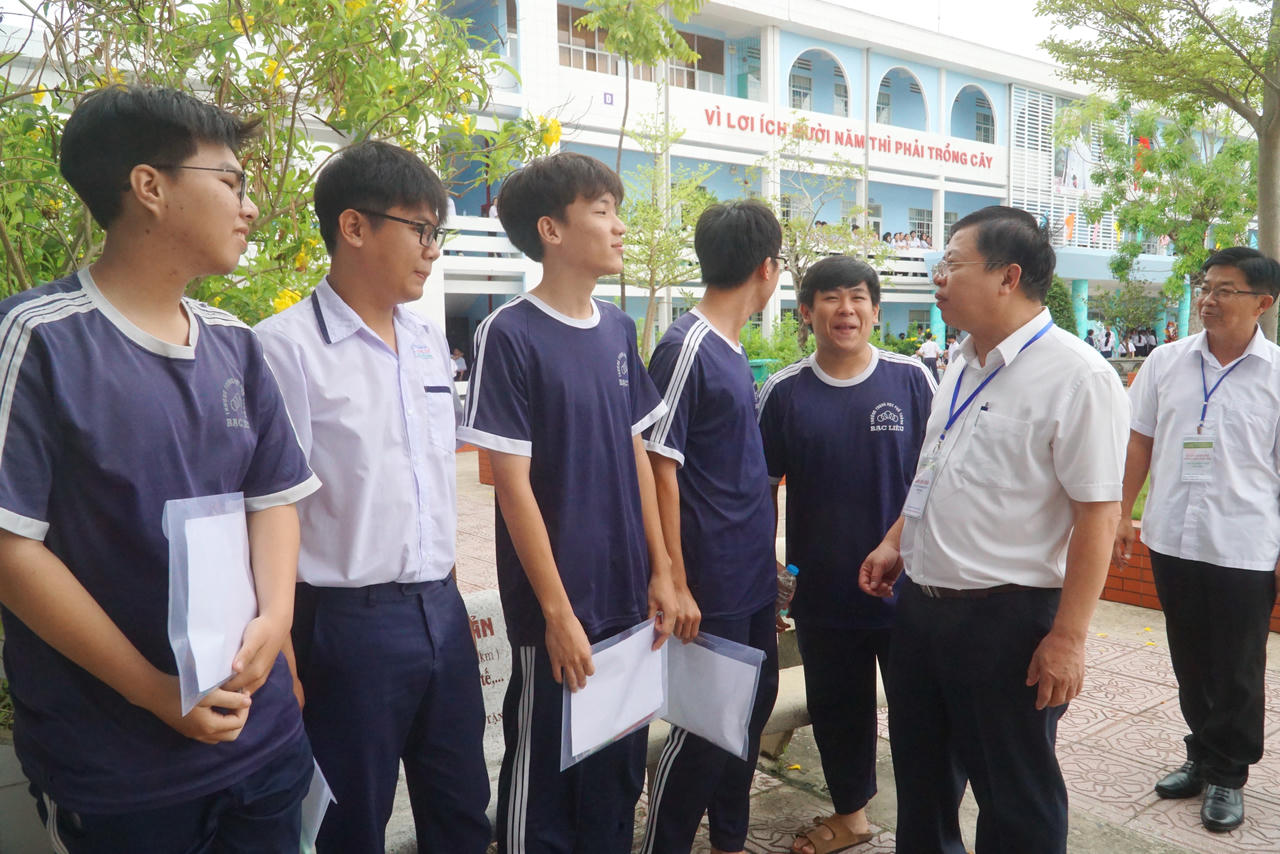 Giám đốc Sở Giáo dục và Đào tạo tỉnh Cà Mau thăm hỏi, động viên thí sinh trước giờ thi môn Ngữ văn tại điểm thi Trường THPT Bạc Liêu.