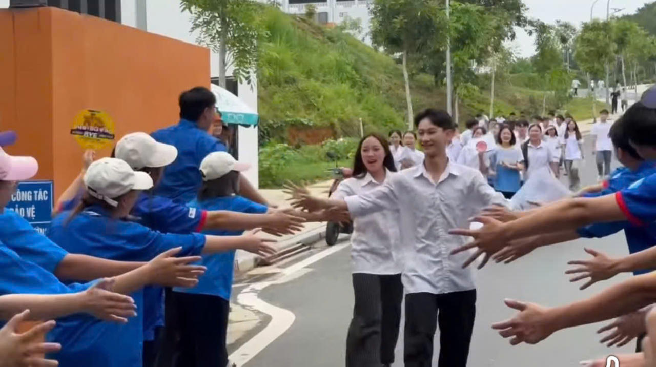 Ni&ecirc;̀m vui của các thí sinh sau khi k&ecirc;́t thúc m&ocirc;n thi đ&acirc;̀u ti&ecirc;n