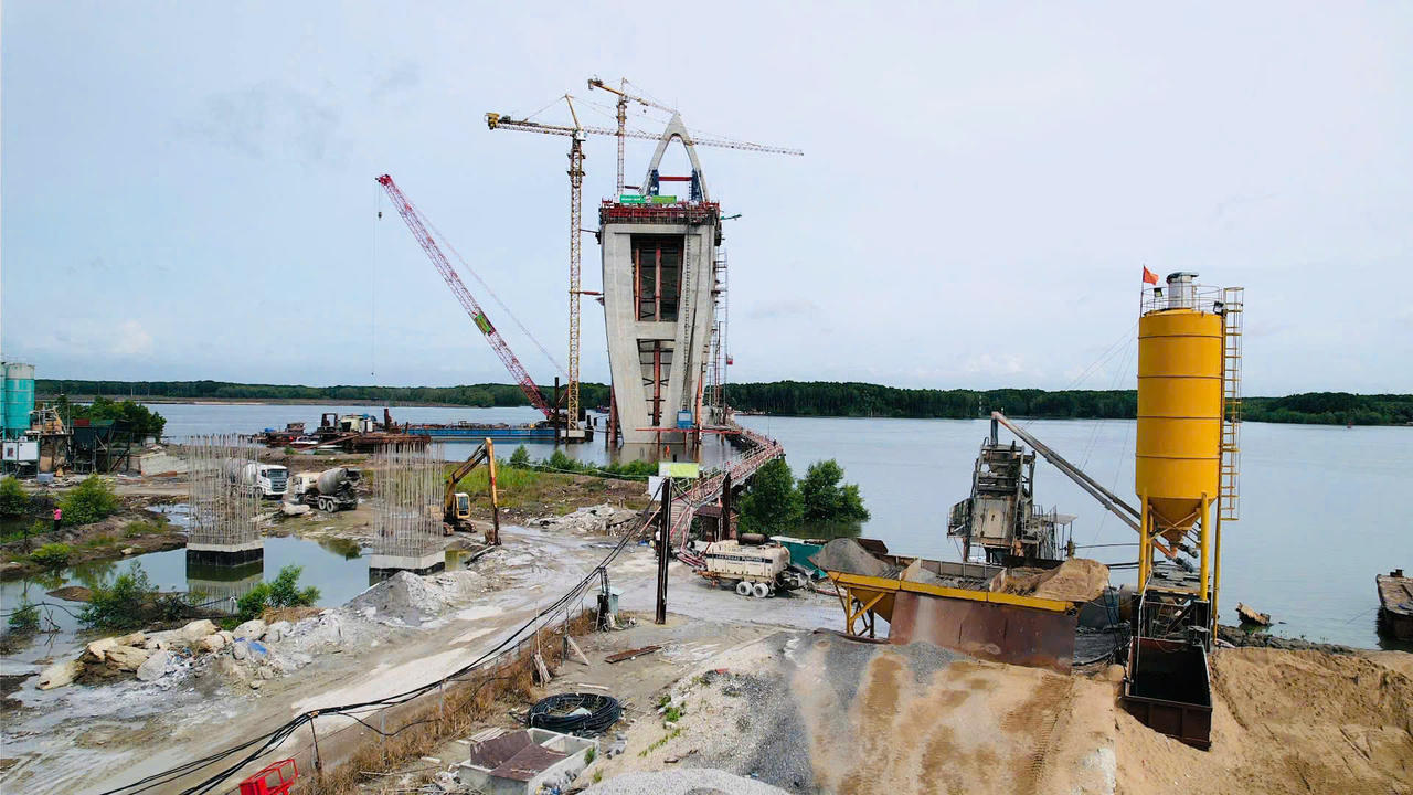 Công trường cầu Phước An nhộn nhịp thi công các hạng mục vượt sông Thị Vải.