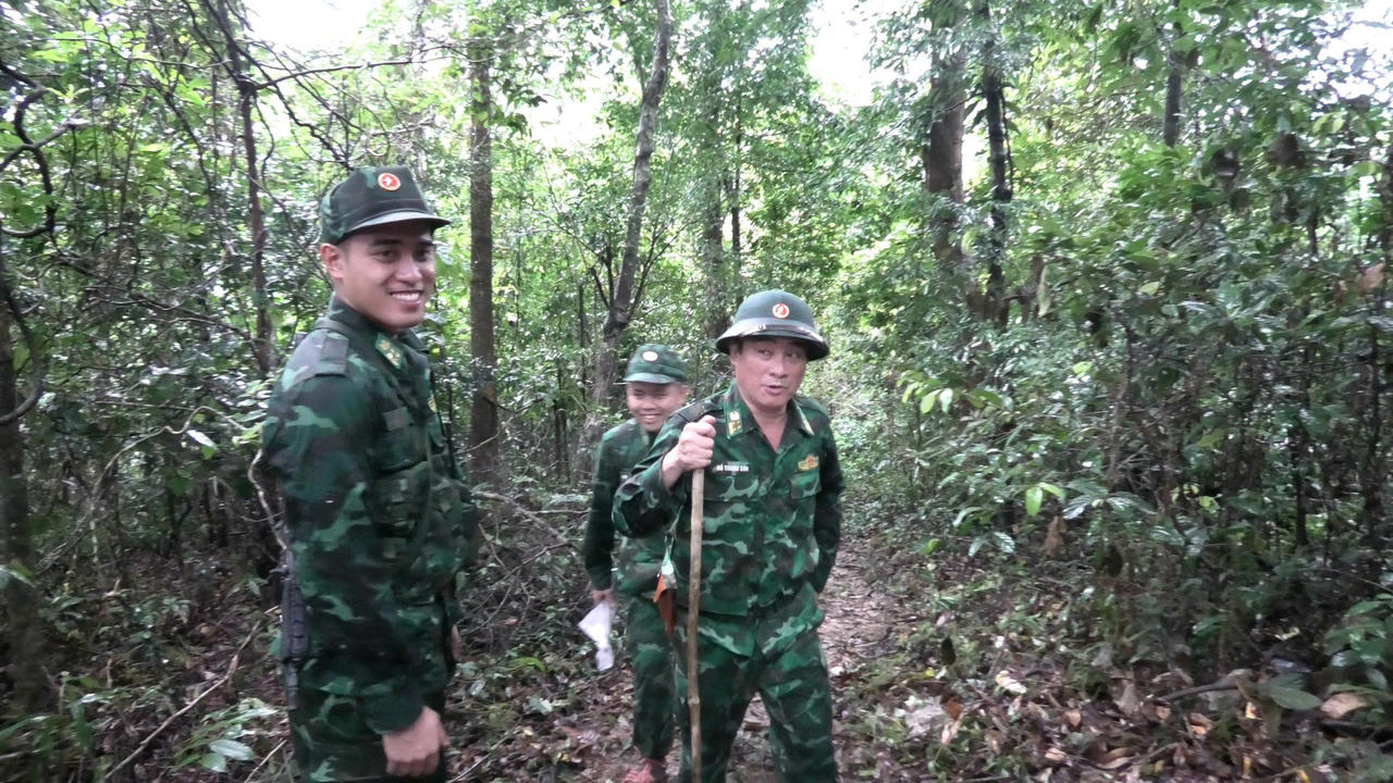 Vượt núi, băng rừng tuần tra chung trên tuyến biên giới Quảng Trị - Khăm Muồn