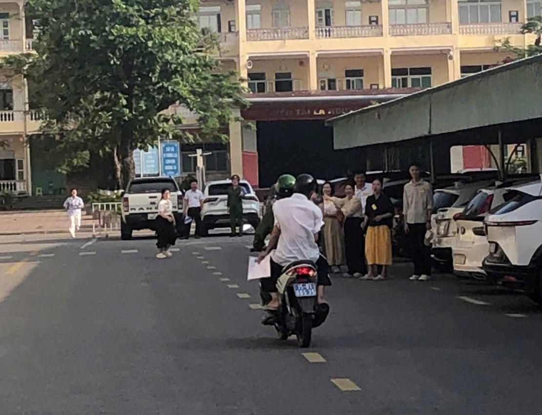Công an phường Thủy Nguyên (Hải Phòng) kịp thời hỗ trợ thí sinh đến điểm thi đúng giờ